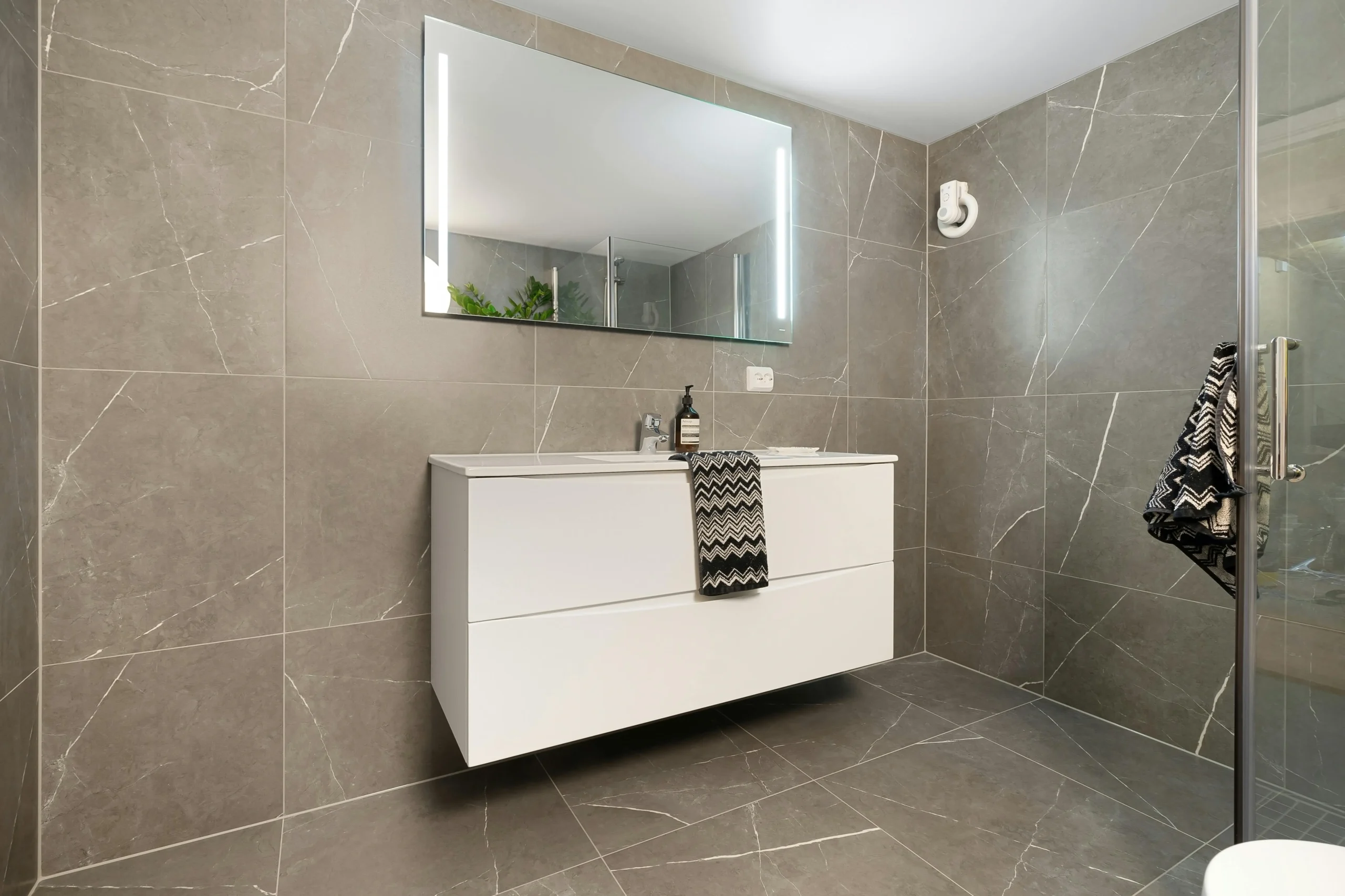 Faire appel à un artisan RGE pour rénovation salle de bain à Paris 11ème faites rénover votre salle de bain à paris 11 par un artisan rge qualifié. bénéficiez d’un accompagnement professionnel, de conseils personnalisés et de travaux respectant les normes énergétiques. devis gratuit.