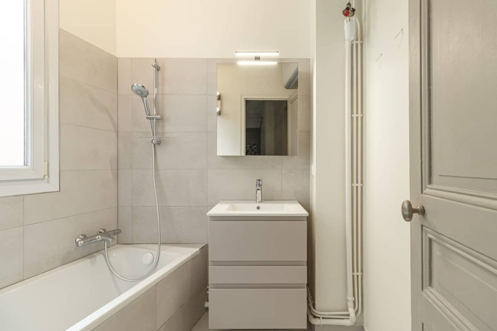 trouver un artisan spécialisé pour la rénovation ou l'installation de votre salle de bain à paris 11. conseils, devis gratuits et réalisations sur-mesure pour un espace alliant confort et design.