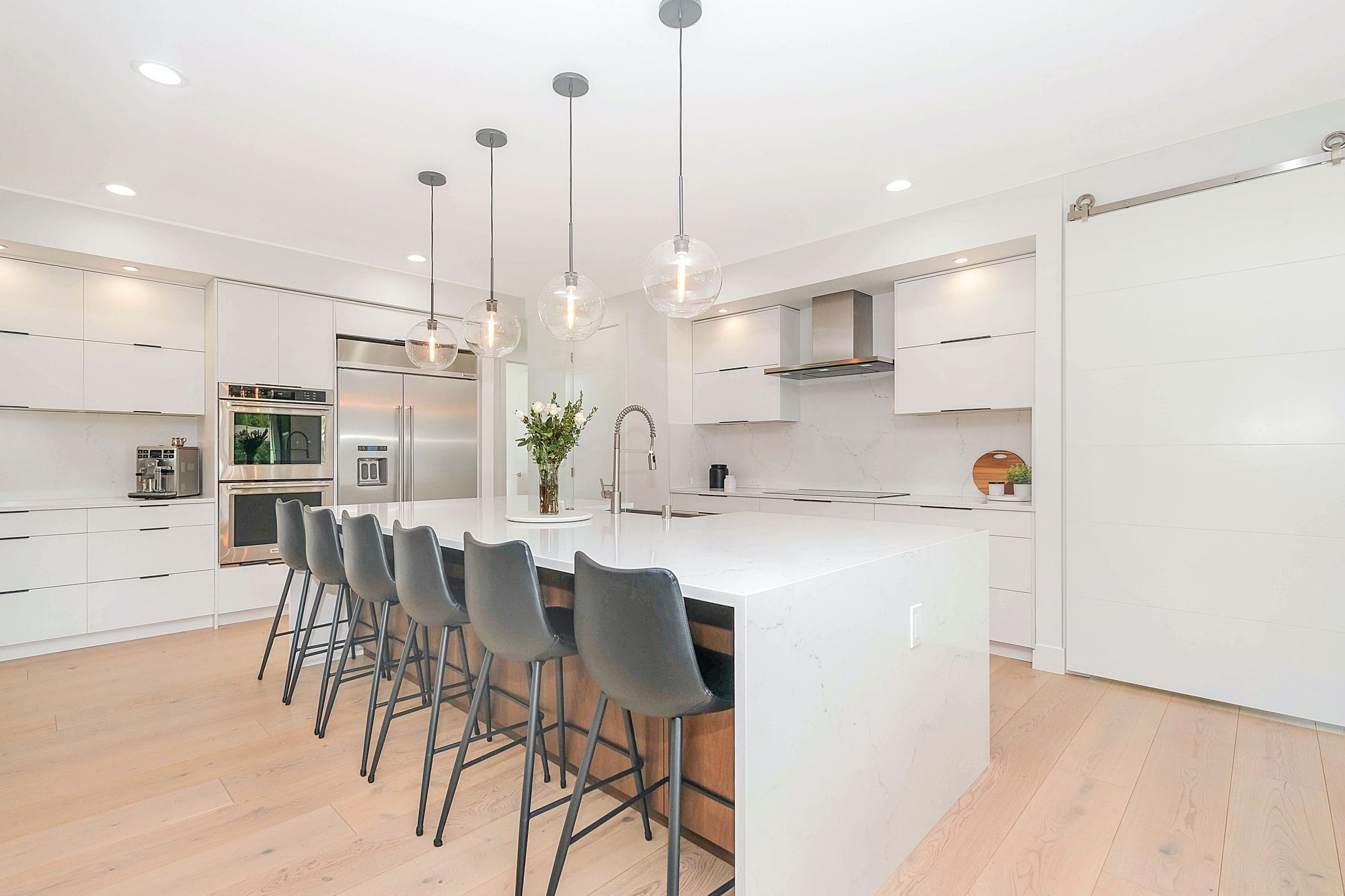 Cuisine fonctionnelle après rénovation à paris 11e : comment faire offrez une nouvelle vie à votre cuisine à paris 11 grâce à notre service de rénovation de cuisines fonctionnelles. optimisation de l’espace, design moderne et solutions sur mesure pour un intérieur pratique et élégant.