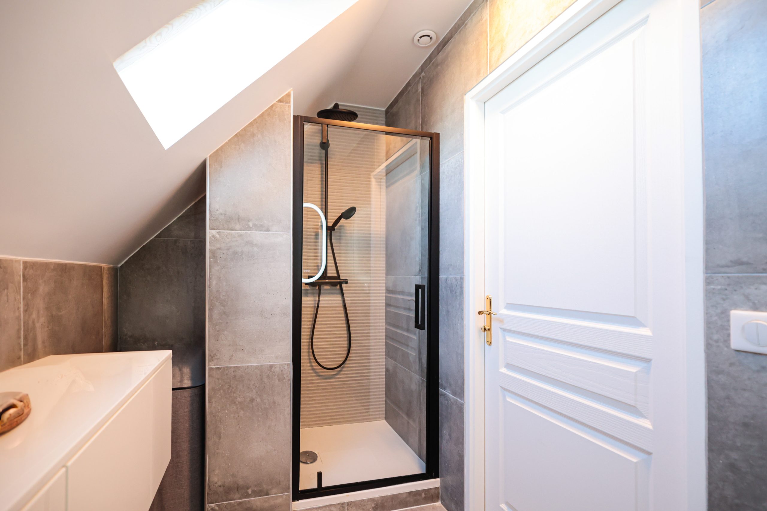 Prix salle de bain sur mesure Paris 75011 découvrez les prix d'une salle de bain sur mesure dans le 75011. obtenez des conseils, comparez les tarifs et trouvez des professionnels pour réaliser votre projet personnalisé à paris.