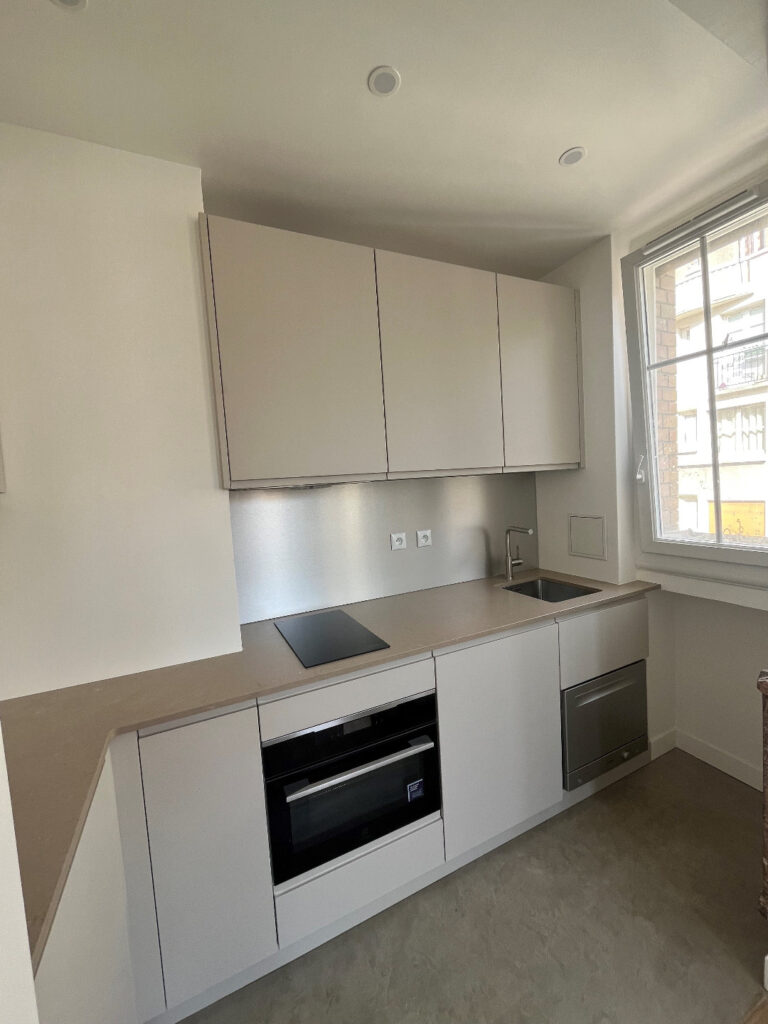 vous cherchez à rénover votre kitchenette à paris 75011 ? profitez d’un service professionnel pour moderniser votre espace, optimiser le rangement et valoriser votre appartement. devis gratuit et travaux sur-mesure !