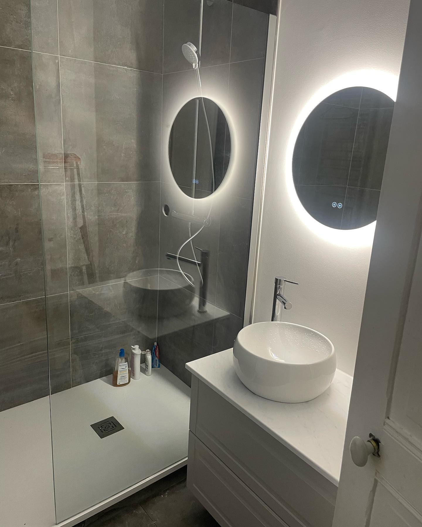 Rénovation salle de bain contemporaine Paris 75011 confiez la rénovation de votre salle de bain à paris à des experts qualifiés. conseils personnalisés, design moderne et travaux sur-mesure pour transformer votre espace en une pièce fonctionnelle et élégante.