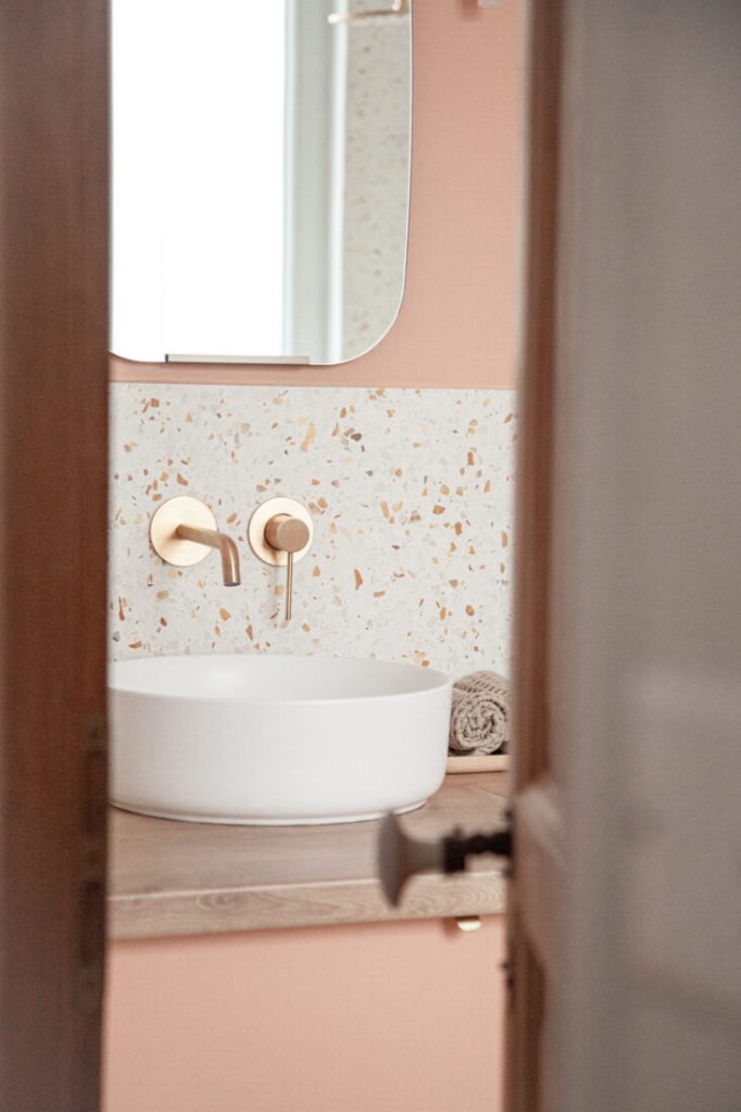 confiez la rénovation de votre salle de bain à paris 11 à des experts. profitez d'un accompagnement sur-mesure pour moderniser votre espace avec des matériaux de qualité et un design adapté à vos besoins.