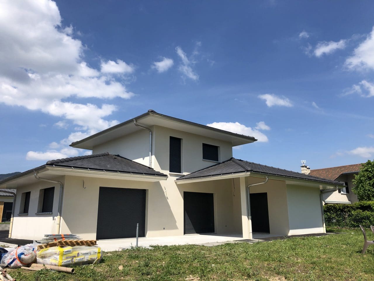 prix peinture façade au m2 découvrez le prix au m² pour la peinture de façade, les facteurs qui influencent le tarif et les conseils pour estimer votre budget de rénovation extérieure.