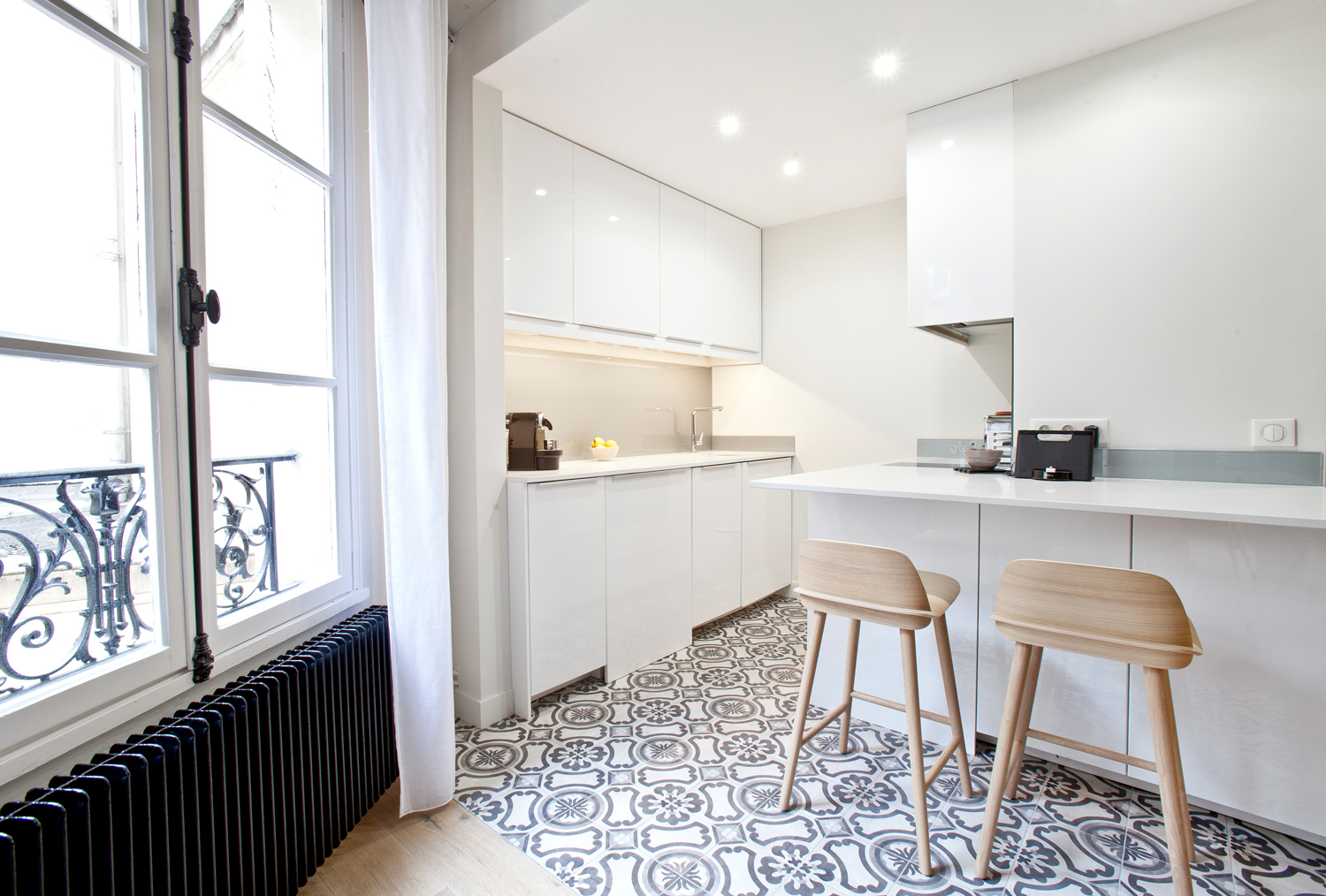 Remplacer un vieux carrelage durant la rénovation cuisine à paris 11 confiez la rénovation de votre carrelage de cuisine à paris 11 à des professionnels expérimentés. conseils, devis gratuit et finitions soignées pour une cuisine moderne et élégante.