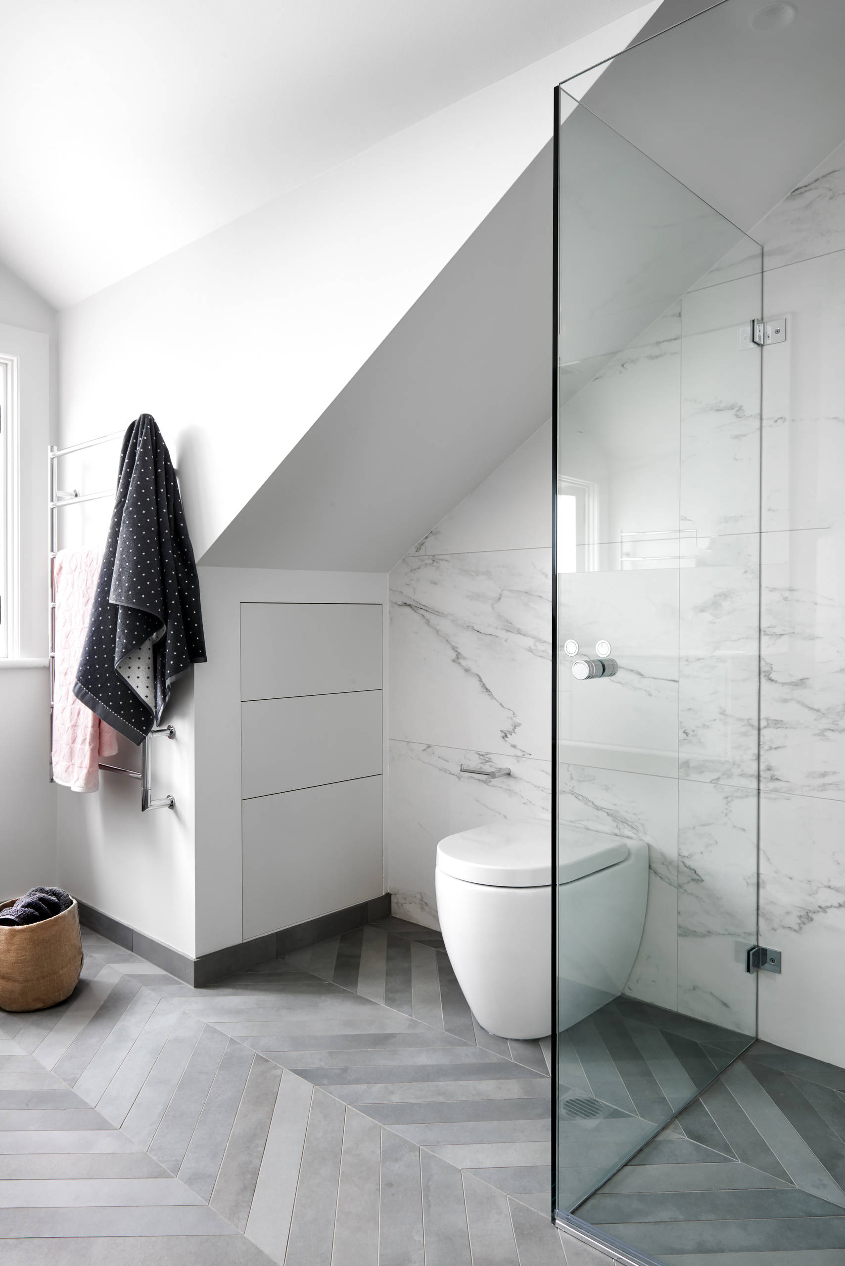 transformez votre salle de bain mansard&eacute;e &agrave; paris 11 gr&acirc;ce &agrave; nos solutions de r&eacute;novation sur-mesure. optimisez l