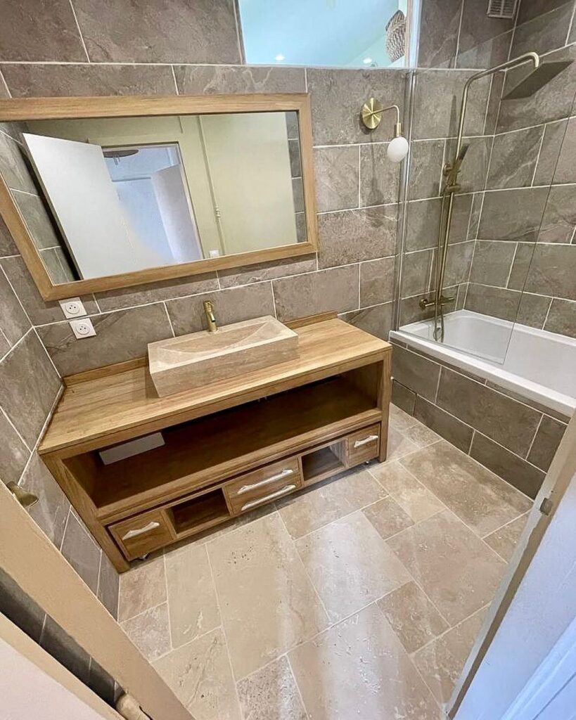 envie de rénover votre salle de bain mansardée à paris 11 ? profitez de nos solutions sur mesure pour optimiser l'espace, moderniser votre pièce d'eau et valoriser votre intérieur avec style. devis gratuit.