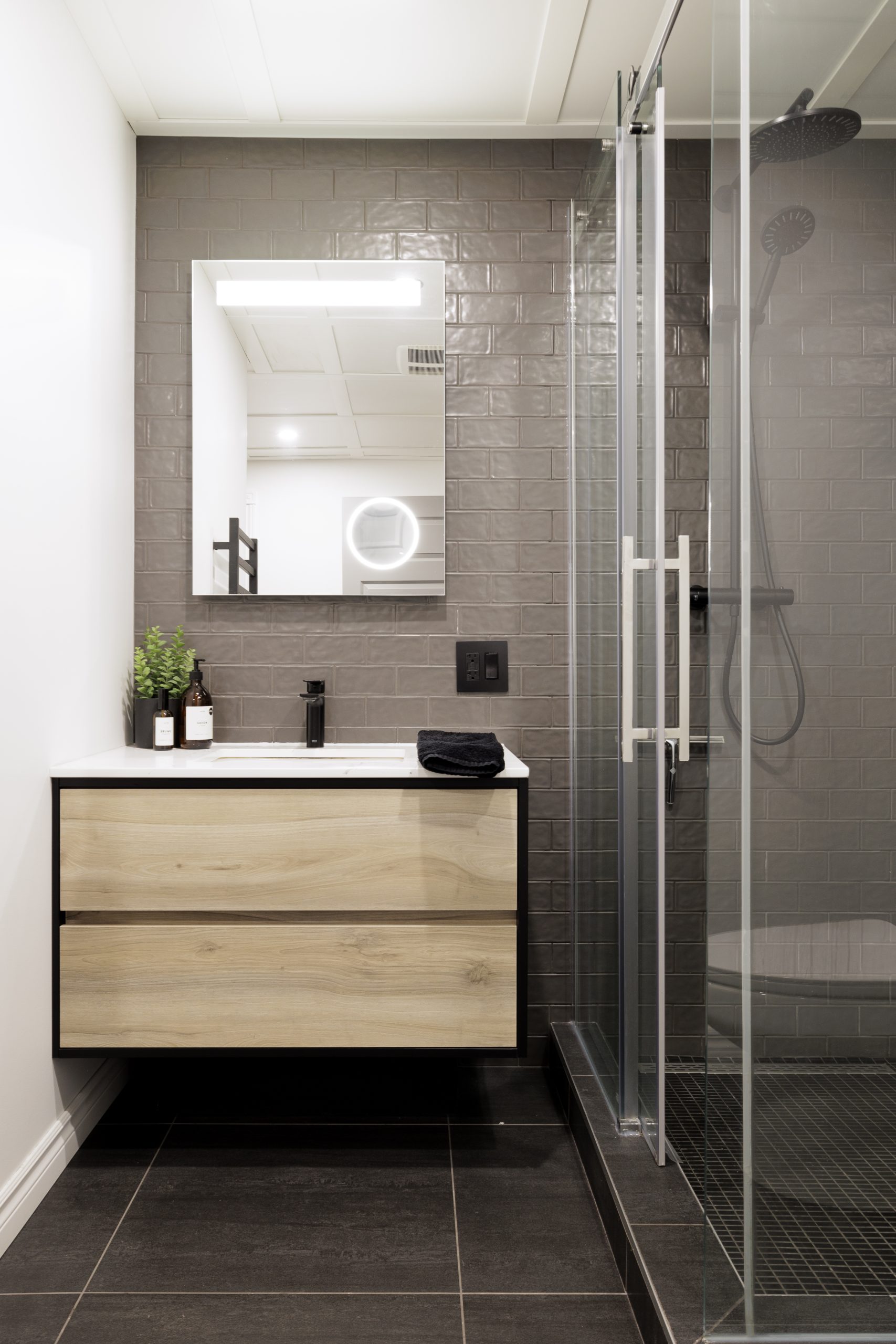d&eacute;couvrez des id&eacute;es et conseils pratiques pour la r&eacute;novation de salle de bain dans les petits espaces. optimisez chaque m&egrave;tre carr&eacute; avec des solutions astucieuses, modernes et fonctionnelles pour cr&eacute;er une salle de bain confortable et &eacute;l&eacute;gante, m&ecirc;me dans un espace r&eacute;duit.