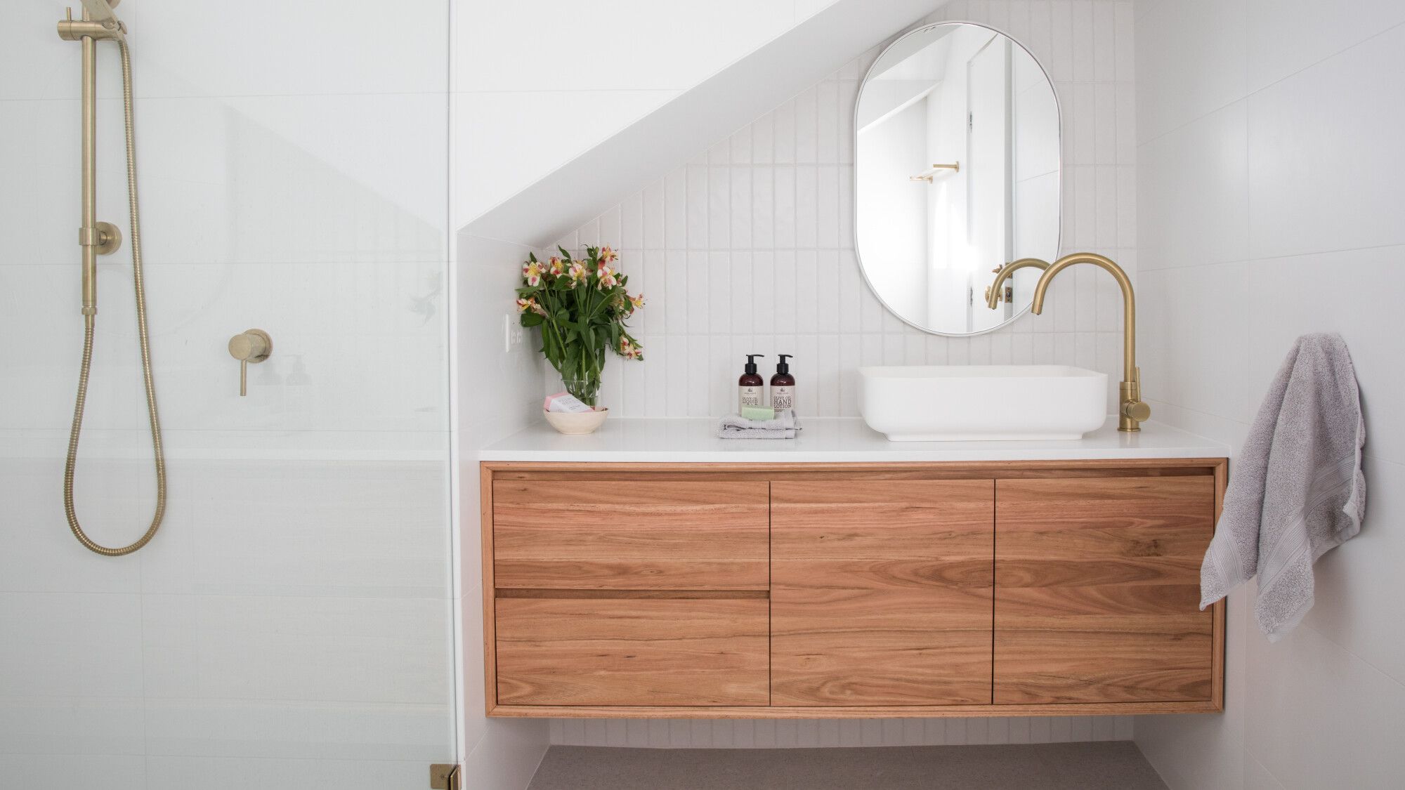 Peinture et carrelage pour salle de bain à Paris 11ème : tendances 2025 découvrez les tendances salle de bain 2025 : couleurs modernes, matériaux innovants et designs épurés pour créer un espace élégant et fonctionnel. inspirez-vous des nouveautés pour transformer votre salle de bain !
