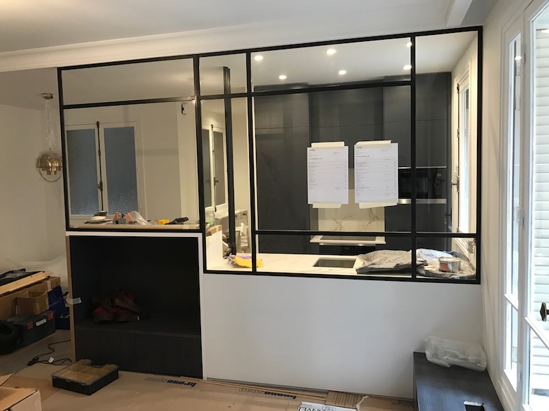 Installer une verrière lors de la rénovation cuisine à paris 75011 découvrez nos solutions de verrière sur-mesure pour cuisine à paris 75011. apportez style et luminosité à votre intérieur avec une installation professionnelle et élégante.
