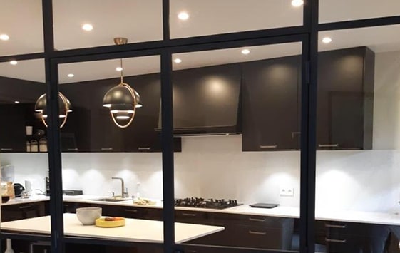 découvrez nos solutions de verrière sur mesure pour cuisine à paris 75011. apportez luminosité et style industriel à votre intérieur avec une verrière moderne et élégante, installée par des spécialistes locaux.