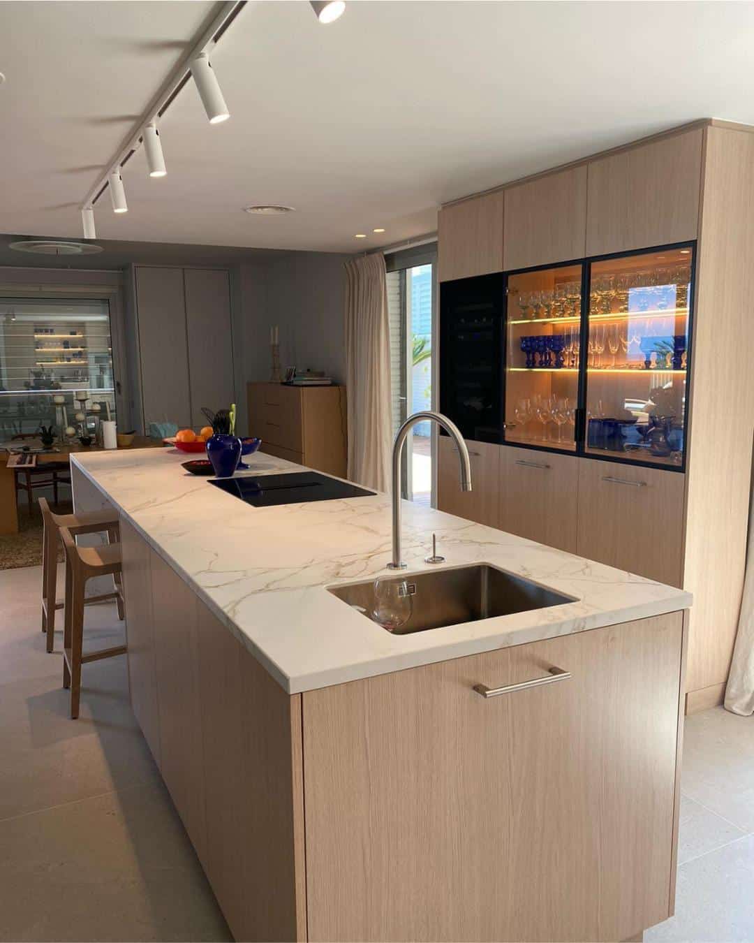 obtenez votre devis personnalis&eacute; pour une cuisine contemporaine &agrave; paris en 2025. conseils, conception sur mesure et estimation gratuite par nos experts.