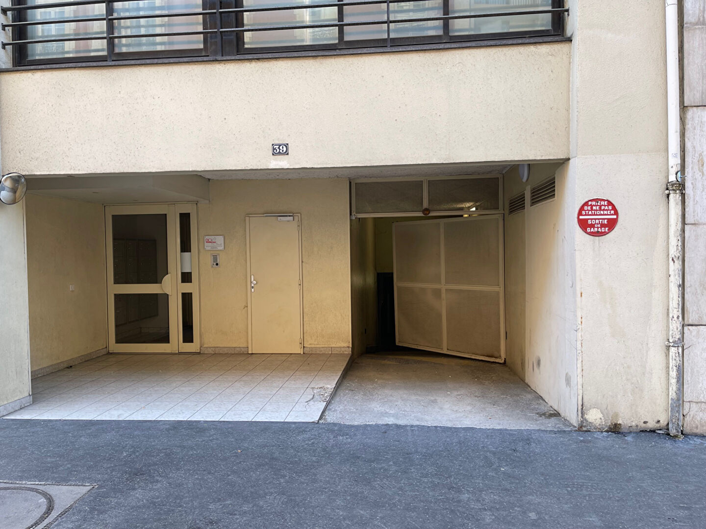 Quel est le prix pour construire un garage à Paris 75011 en 2025 ? découvrez le prix d’un garage à paris en 2025 : estimations, tendances du marché, conseils pour l’achat ou la location. comparez les tarifs et trouvez la solution idéale pour garer votre véhicule dans la capitale.